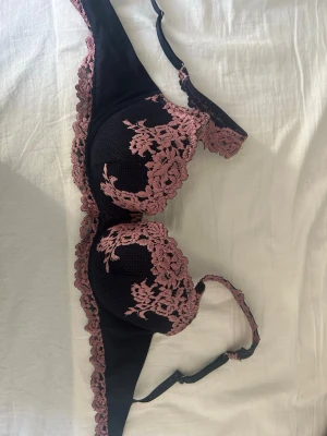 Intimissimi bh  - Säljer en pretty flowers limet edistion av intimissimi!  Lappen e av klippt men tror storleken är mellan 75B-75C
