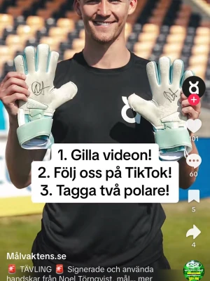 Noel Törnqvist - Målvaktshandskar använda med äkthetsbevis - Som nämnt i titeln säljer jag nu en unik möjlighet att få tillgång till Noel Törnqvists målvaktshandskar signerade och använda under 1 träning 2023-09-13 innan Mjällby vann guld och han flyttade till Serie A Intressekoll kom gärna med bud men endast seriösa köpare Äkthetsbeviset är en film från Målvaktens.se som är hans sponsor. https://vm.tiktok.com/ZNRh6pdgt/