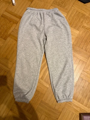 Grå mjukisbyxor från SHEIN, storlek L - Fint skick🩷