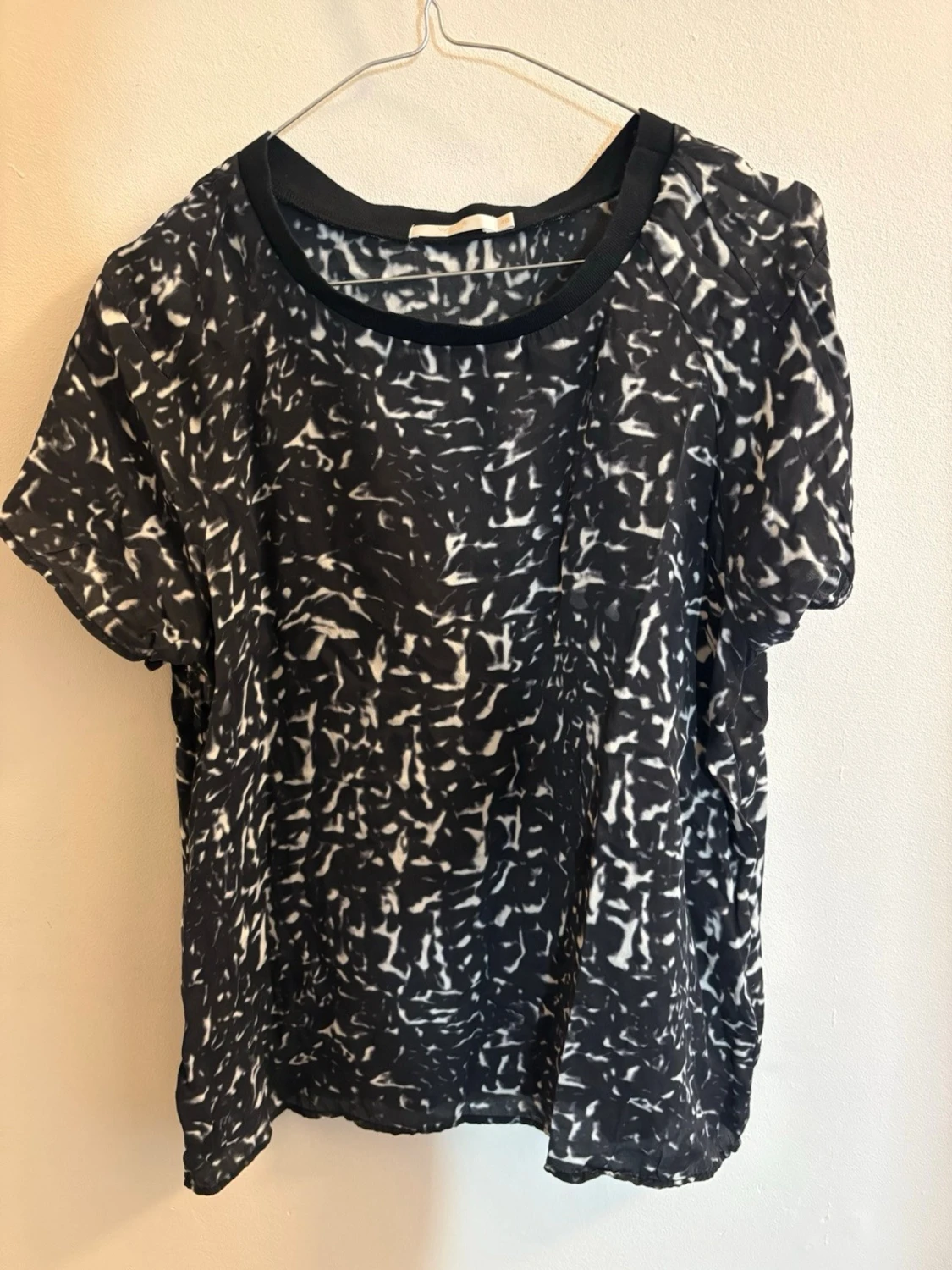 Svartvit mönstrad blus Wera