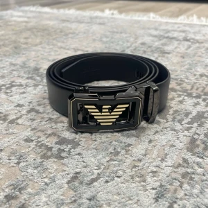 Läderbälte med automatiskt spänne – justerbar längd  - 📏 Storlekar: 130 cm & 135 cm Kan enkelt klippas i änden för perfekt passform.  🧵 Design: • Texturerat läder för en klassisk look • Slät läderfinish för en stilren, minimalistisk känsla (Bilder kan skickas vid intresse)  🔒 Automatiskt spänne: Smidigt klicksystem på insidan som sitter stadigt och enkelt justeras. Ger ett elegant och minimalistiskt uttryck.  🎨 Välj din logga: Flera loggor finns – välj din favorit. kolla min profil för alla alternativ 😊  📦 Snabb leverans 💬 Frågor? Hör av dig!