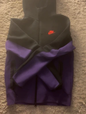 Nike tech - Säljer den här hoodien eftersom jag inte gillar färgen. Använt 1 gång ute så den är helt sprillans. Du kan alltid komma med prisförslag.