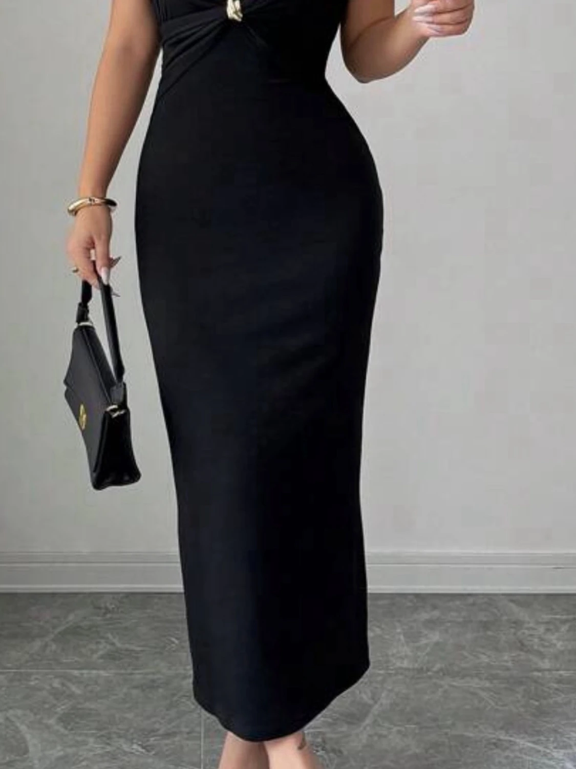 Svart långklänning med twistdetalj - 1