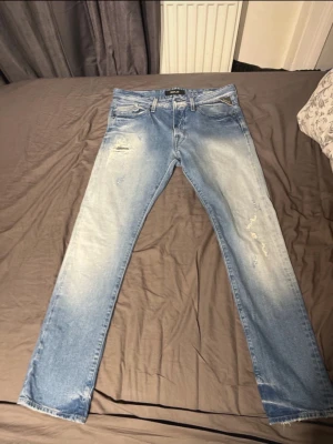 Replay ljusblå skinny jeans herr - Säljer ett par ljusblå skinny jeans från Replay med slitningar och snygg tvätt. Klassisk femficksmodell med låg midja och dragkedja. Jeansen har Replay-lapp bak i midjan och sitter tight över benen för en modern look.