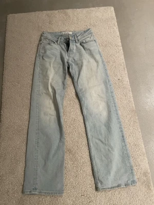 Ljusblå raka jeans från STAY XS - Ljusblå jeans från STAY i rak modell med klassisk femficksdesign och bälteshällor. Jeansen har en enkel knappstängning och är tillverkade i ett mjukt bomullsmaterial. Perfekta för en avslappnad och trendig look.