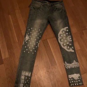 Amiri jeans med bandanamönster - Helt oanvända storlek 30