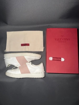 Valentino Open skor - Valentino Open skor med rosa detalj, väldigt bra skick, box och dustbags och extrasnören ingår vid bra affär
