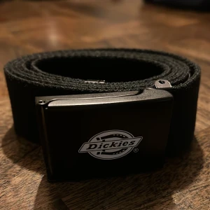 Dickies bälte - Bälte ”one size” 118 cm långt. Använt ett par gånger.
