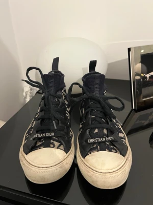 Så fina dior skor - Säljer nu mina favorit skor då dem blivit för små🥲🥲 storlek 26 men skulle säga att den passar lika bra på någon med 37 då jag nu har 38 men hade 37 när jag använde dessa. Nypris runt 12 000kr. Använda men fortfarande super fint skick. Kan få ner i pris vid snabb affär!❤️