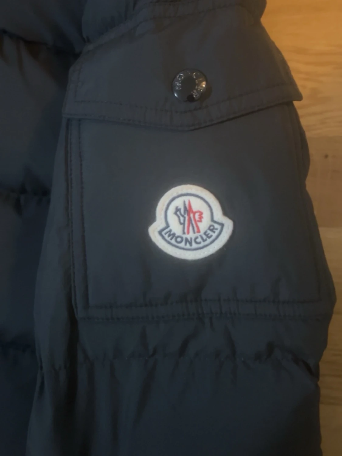 Svart Moncler dunjacka med huva - 2