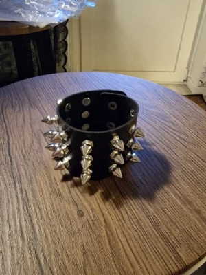 Punk armband - Armband med nitar. Faux läder. Gotisk punk stil med spikar. Längd 22 cm. Bredd 4,8 cm