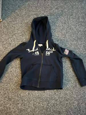 Hoodie från bondelid - Snygg hoodie från bondelid. Det är storlek S men den passar XS. Mycket bra skick. Den ser mindre ut på bilden än vad den är