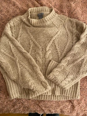 Beige stickad tröja från Lindex - Säljer en chunky beige stickad tröja från Lindex i storlek XS. 
