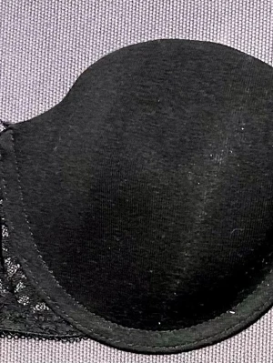 Svart spetsdetaljerad BH från H&M - Säljer en svart BH från H&M med släta kupor och snygga spetsdetaljer på sidorna. Enkel och stilren design som passar till allt. Gjord i mjukt material för skön känsla hela dagen.