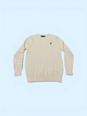Vit kabelstickad tröja Polo Ralph Lauren - Kabelstickad tröja från Polo Ralph Lauren i mjuk vit bomull. Klassisk rund hals och långärmad modell med ribbade muddar. Ikonisk broderad logga i svart på bröstet. Perfekt för dig som gillar clean och stilren look.