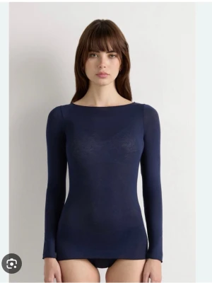 Intimissimi tröja - Jättesnygg blå intimissimi tröja, lite små hål i armarna (se bild) men inget som syns och  annars i bra skick!