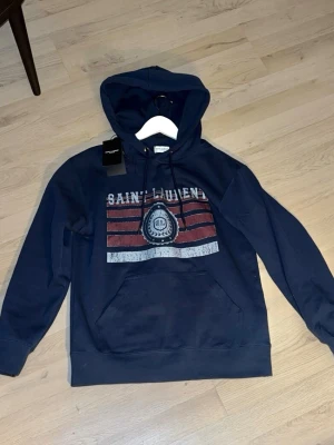 Saint Laurent hoodie - Säljer denna saint laurent hoodie. Storlek S, sitter lite mindre. Helt ny. Priset billigt för en anledning!