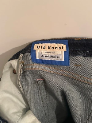 Mörkblå Acne Studios  jeans - Säljer ett par mörkblå jeans från Acne Studios Blå Konst. Mycket bra skick. Storleken är lite tveksam men modellen är för ungefär 28/33 de de är en speciell modell