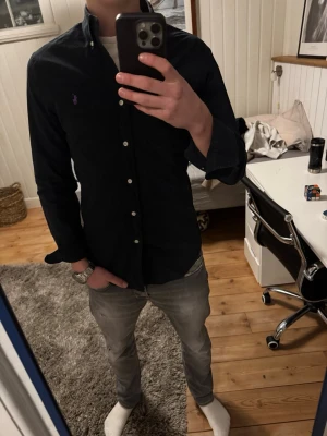 Ralph Lauren Skjorta - Snygg svart Ralph Lauren Skjorta | Kanon skick | Modellen på bilden är 182 och väger 70 kg | P004