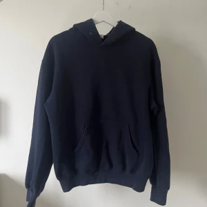 Marinblå hoodie - Snygg stilren marinblå hoodie. Storlek M men passar S!