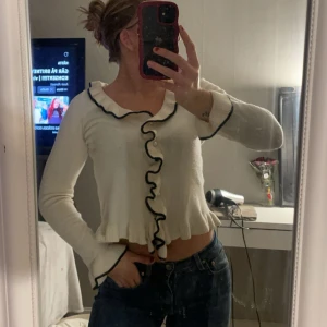 Kofta  - Säljer denna fina söta koftan , har inga defekter osv och man kan välja att knäppa eller ha öppen