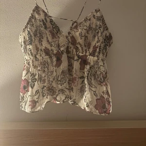 Zara blommig topp  - Superfin populär topp från Zara i storlek Xs , mycket eftertrakdad               ,bra skick ☺️ säljer även kjolen 