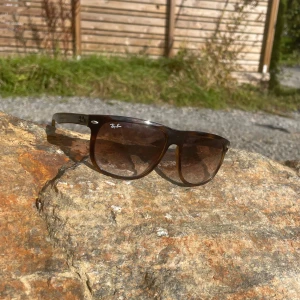Ray ban boyfriend glasögon - Säljer ett par sköna raybans storlek 60 fick de i present med de var för stora nästan helt oanvända använt de 2-3 gånger och de är i topp skick kontakta mig privat om frågor så får du svar.