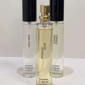 Parfym - Trendig och smidig 33 ml flaska av starka och hållbara parfymer. Perfekt storlek för att ta med i väskan eller på resan. Eau de Parfum för dig som vill sticka ut med stil. Det är 22% olja vilket håller hela dagen.  OBS KUNDEN STÅR FÖR LEVERANSEN‼️‼️