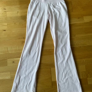 Ljusrosa bootcut mjukisbyxor Nelly - Supersköna ljusrosa mjukisbyxor från Nelly i storlek XS. Byxorna har bred ribbad midja och bootcut-ben, vilket ger en avslappnad men trendig look. Perfekta för chill eller när du vill vara bekväm men ändå snygg.🌸✨