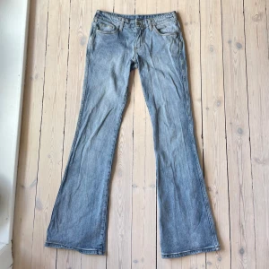Bootcut jeans i ljusblå denim - Ljusblå lowwaist/midwaist bootcut jeans, lite stretchiga🌸 Säljer då de tyvärr inte kommit t användning❣️vet ej storlek men passar mig som är 170‼️