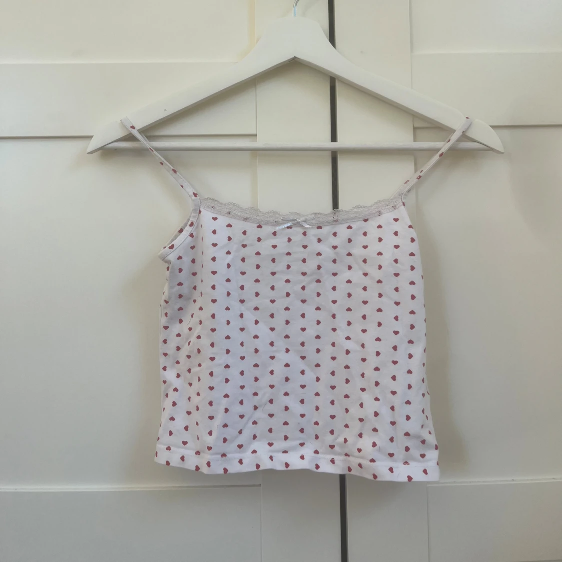 Vit linnetopp med röda hjärtan