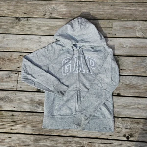 Gap hoodie - En grå gap zip hoodie i storlek XS, använd några gånger men fortfarande i fint skick!