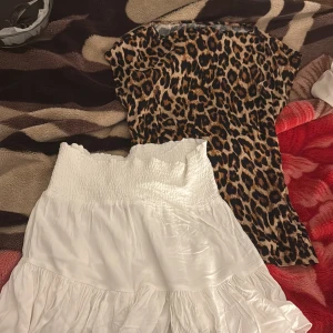 Vit volangkjol från 157, storlek M - Båda är från lager 157. Kjolen är i storlek M och tröjan i storlek M också. Säljer båda för 80kr 