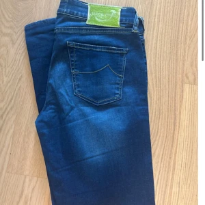 Jacob Cohen jeans  - Säljer ett par riktigt feta Jacob Cohen jeans. Det sitter som vanliga cohens storlek 29 (alltså lite mindre än vanlig storlek). Just den här modellen med gröna deltaljer är ganska svår att få tag på. Skriv vid funderingar eller om det är något!
