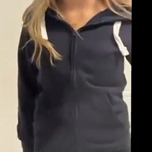 Russemerch tröja  - Säljer min russemerch,  använd fåtal gånger. Strl XS. Nypris för en russemerch inkl frakt är 848kr. 