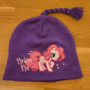 Supersöt barnmössa i bra skick med My little pony broderi. Står ej storlek, så förmodligen onesize. 