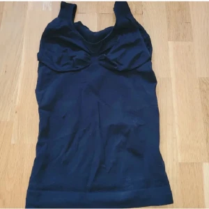 Topp - Linne från Jolinesse i storlek M, sitter tajt.