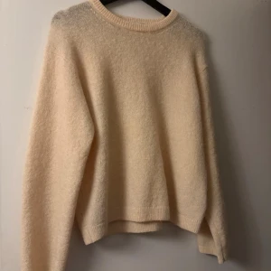 BEIGE STICKAD TRÖJA & Other Stories - Jättevarm och skön stickad tröja, lite nopprig men inget som stör.