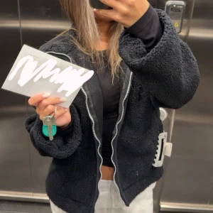 Svart teddyjacka med dragkedja - Säljer denna populära teddyjacka från lager157 i svart då jag inte använder den och har köpt en annan, använd max 5 gånger och har inga defekter alls! nypris 300kr