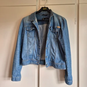 Blå jeansjacka - jättefin, knappt använd