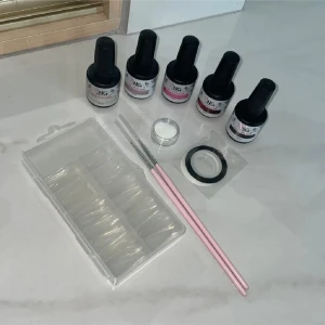 Nagelkit  - Nagelkit med fem gel polish från NagelGiganten i olika nyanser:            -svart, röd, rosa, lila, vit                            -två penslar för nageldesign                     -ett glitter                                                   -vit & Svart striping tejp (1mm bred)                               -transparenta lösnaglar i Coffin form  