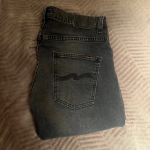 Nudie Jeans  - Säljer ett par jeans från Nudie Jeans i väldigt bra skick som är sparsamt använda. Det är storlek W33 L32 och passar till nästan allting, de är lite stretch men inte överdrivet mycket heller. Modellen heter Grim Trim. Skulle säga att passformen är straight jeans, slim på vissa men varierar ju självklart från person till person! Skriv vid minsta fundering!