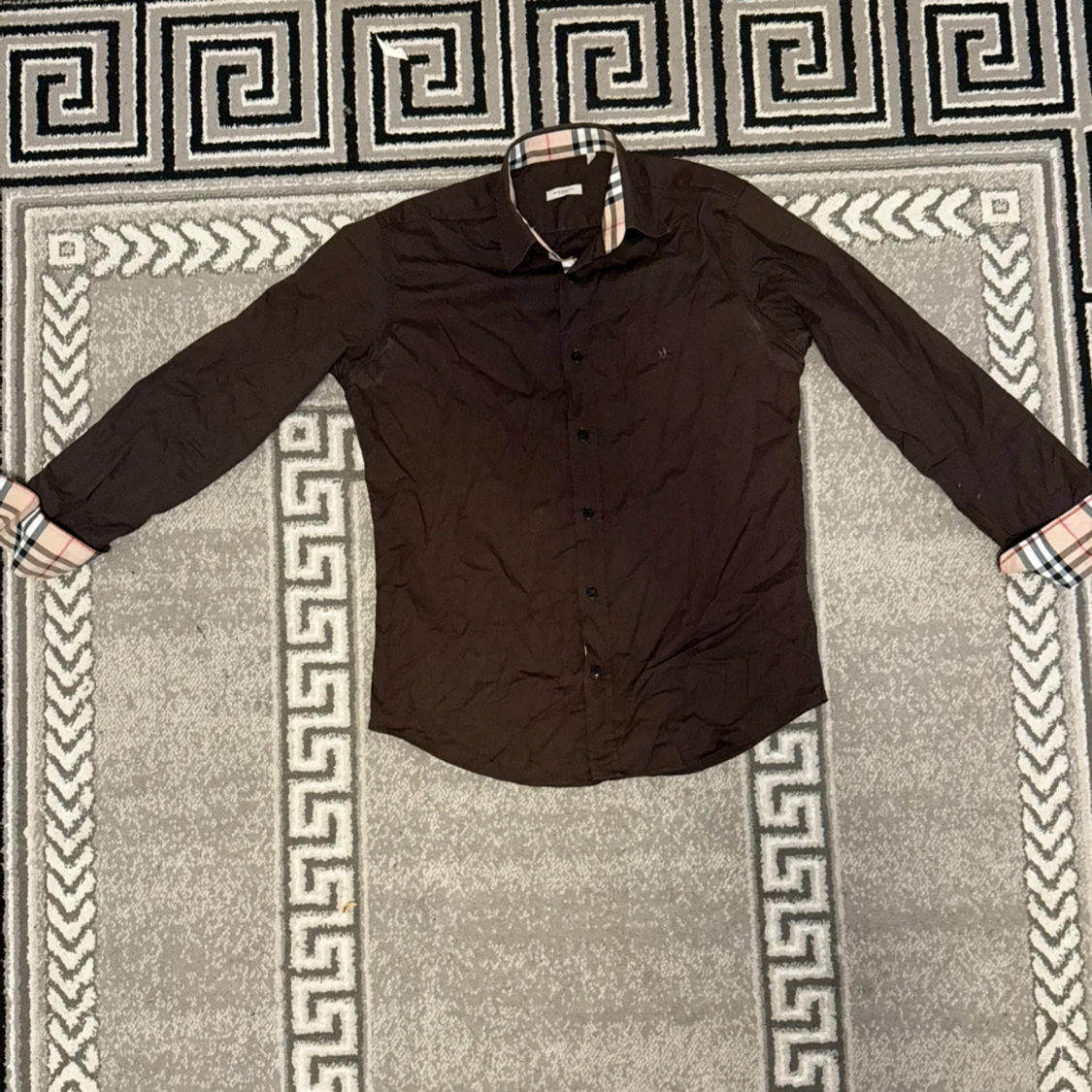 Brun Burberry skjorta med rutiga detaljer