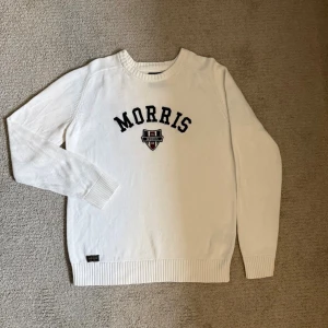 Vit stickad tröja från Morris Gents - Snygg vit stickad tröja från Morris Gents i storlek Large. Tröjan har broderad logga och text på bröstet, ribbade muddar och är tillverkad i 100% bomull. Perfekt för en clean och klassisk stil. Nypris: 1300kr. Storlek L men sitter som M💯✅