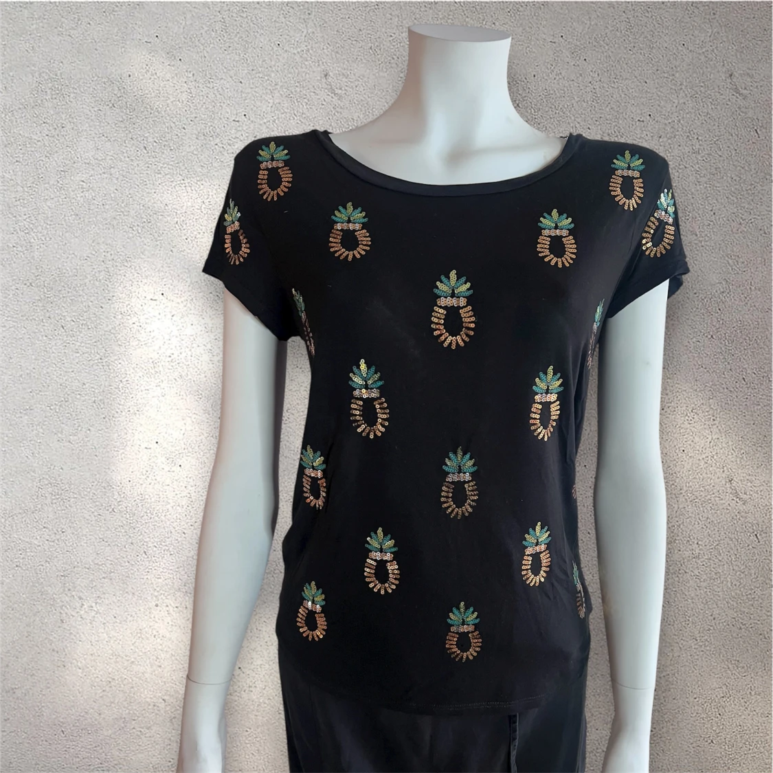 H&M Svart t-shirt med paljettananas - 1