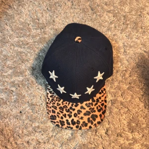 Unik Leopard keps🐆 - Säljer en tvärfet keps med stjärnor och leopard mönster. Skriv för mer info osv!