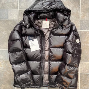 Moncler Maya - Svart Moncler Maya i storlek M. Jackan är i nyskick med tags kvar. Perfekt till de som värdesätter stil och komfort.