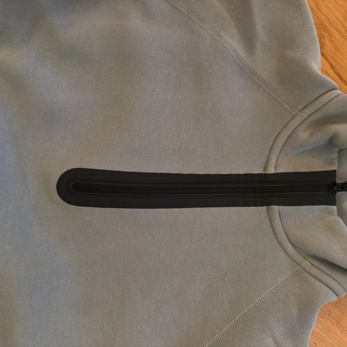 Grå Nike Tech hoodie med svarta dragkedjor - 1