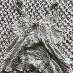 vit topp - säljer en vit sommar topp 