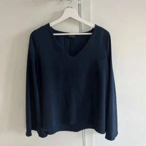 Marinblå blus från Vila - En marinblå blus från vila i strl Xs/s! Mycket bra skick!